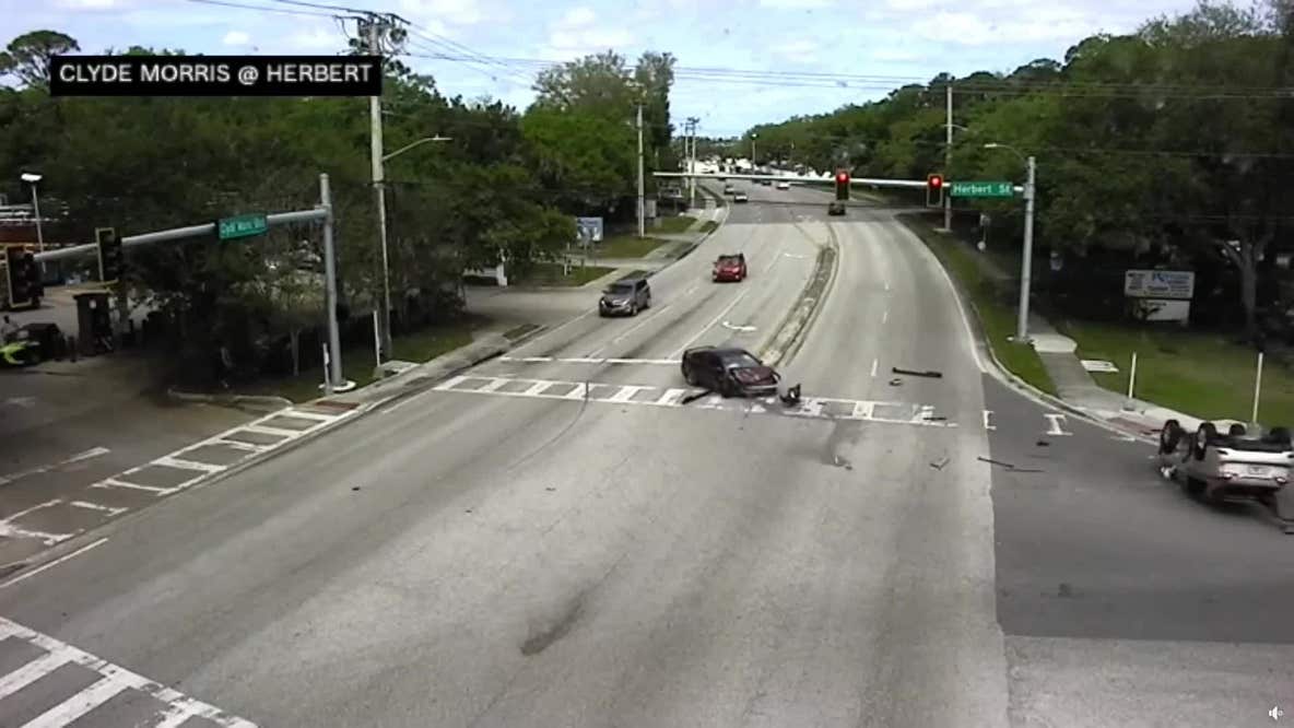 Drivers walk away from shocking crash in Port Orange